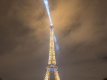 Tour Eiffel illuminée la nuit avec son phare