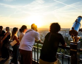 Photo de visiteurs à la tour Eiffel