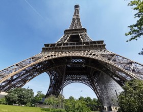 Vue tour Eiffel depuis jardins