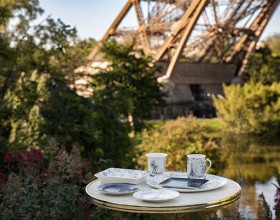 Photo de la collection Bernardaud dans les jardins de la tour Eiffel