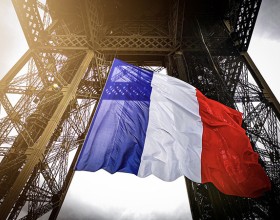Photo du drapeau français entre le 1er et le 2ème étage de la tour Eiffel