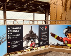 Panneau de l'exposition dans les escaliers
