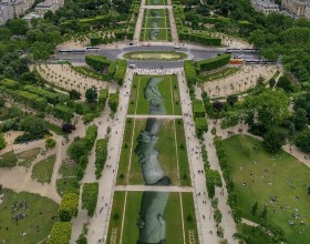 Fresque Beyond Walls sur le Champ de Mars