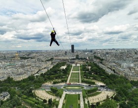 Tyrolienne à la tour Eiffel