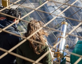 Visiteurs au sommet de la tour Eiffel