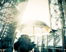 Comédienne en tenue d'époque à la tour Eiffel