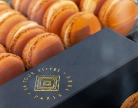 Photo d'une boîte de macarons Pierre Hermé à la tour Eiffel