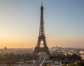 Photo de la tour Eiffel portant les anneaux olympiques