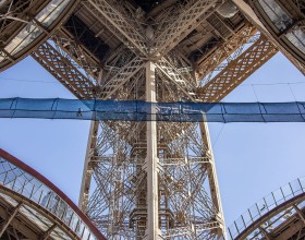 Photo du pont suspendu au 1er étage de la tour Eiffel