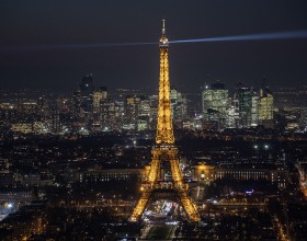 Vue sur la tour Eiffel éclairée de nuit