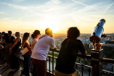 Photo de visiteurs à la tour Eiffel