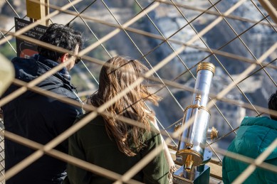 Visiteurs au sommet de la tour Eiffel