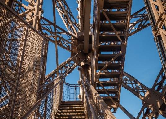 Les escaliers de la tour Eiffel vus de l’intérieur