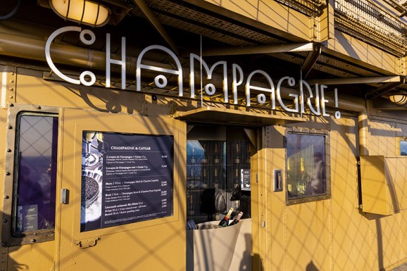 Bar à champagne au sommet de la tour Eiffel