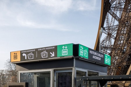 Photo de la signalétique d'accès aux caisses ascenseur de la tour Eiffel