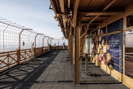 Vue sur le niveau inférieur du 2ème étage de la tour Eiffel