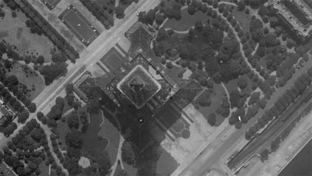 La tour Eiffel vue du ciel en 1920