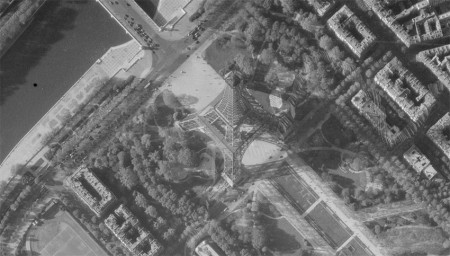 La tour Eiffel vue du ciel en 1956