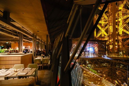 Vue nocturne depuis Madame Brasserie sur la structure de la tour Eiffel