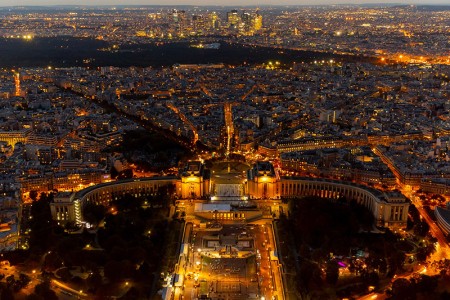 Vue nocturne sur Paris depuis le sommet de la tour Eiffel