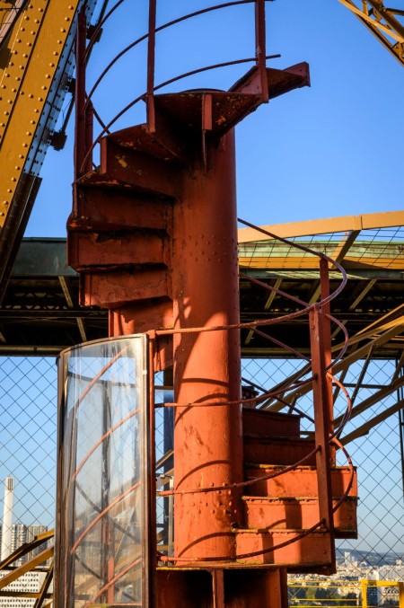 Escalera histórica roja