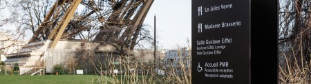 Photo des jardins de la tour Eiffel et d'un panneau de signalétique