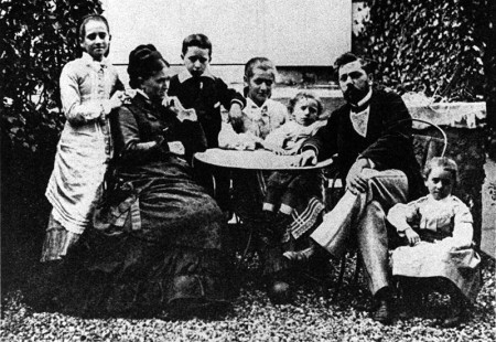 Photo de Gustave Eiffel en compagnie de sa femme et ses cinq enfants