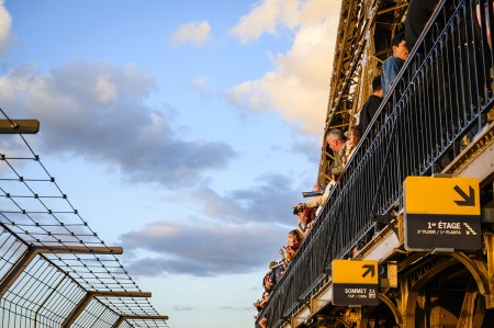 Foto de visitantes en la 2ª planta de la Torre Eiffel