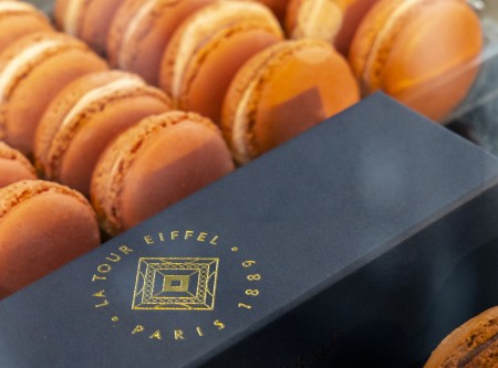 Photo d'une boîte de macarons Pierre Hermé à la tour Eiffel