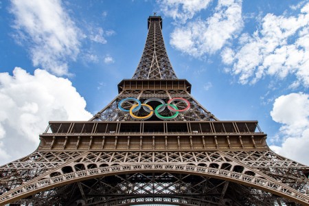 Vue sur la tour Eiffel et les anneaux olympiques