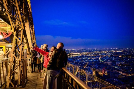 Couple se prenant en photo avec des coupes de champagne au 2ème étage