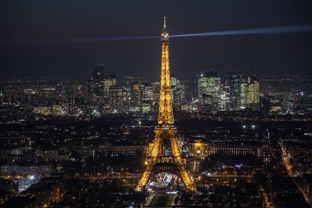 Vue sur la tour Eiffel éclairée de nuit