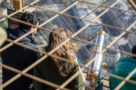 Visiteurs au sommet de la tour Eiffel