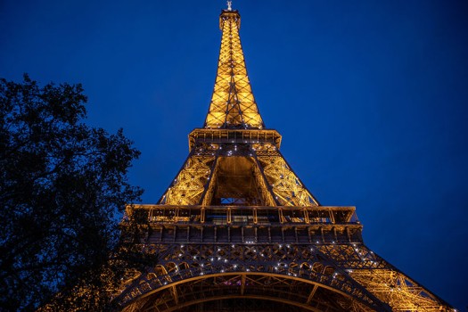 Photo de l'éclairage doré vu depuis le sol