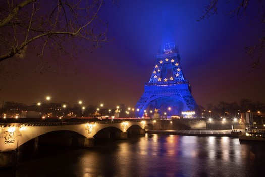 Illumination de la tour Eiffel aux couleurs de l'Europe