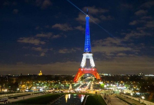 Illumination de la tour Eiffel aux couleurs de la France