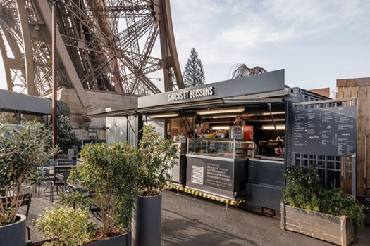 Photo du buffet sur le parvis