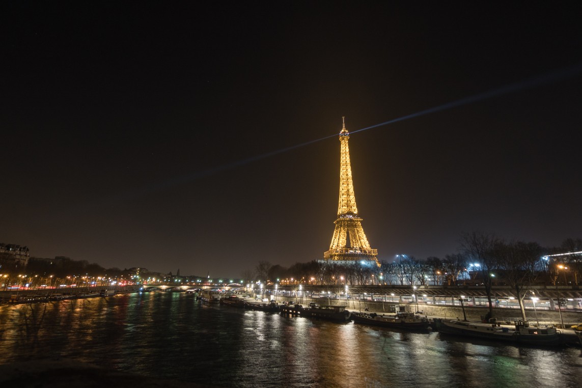 La Tour entière de nuit