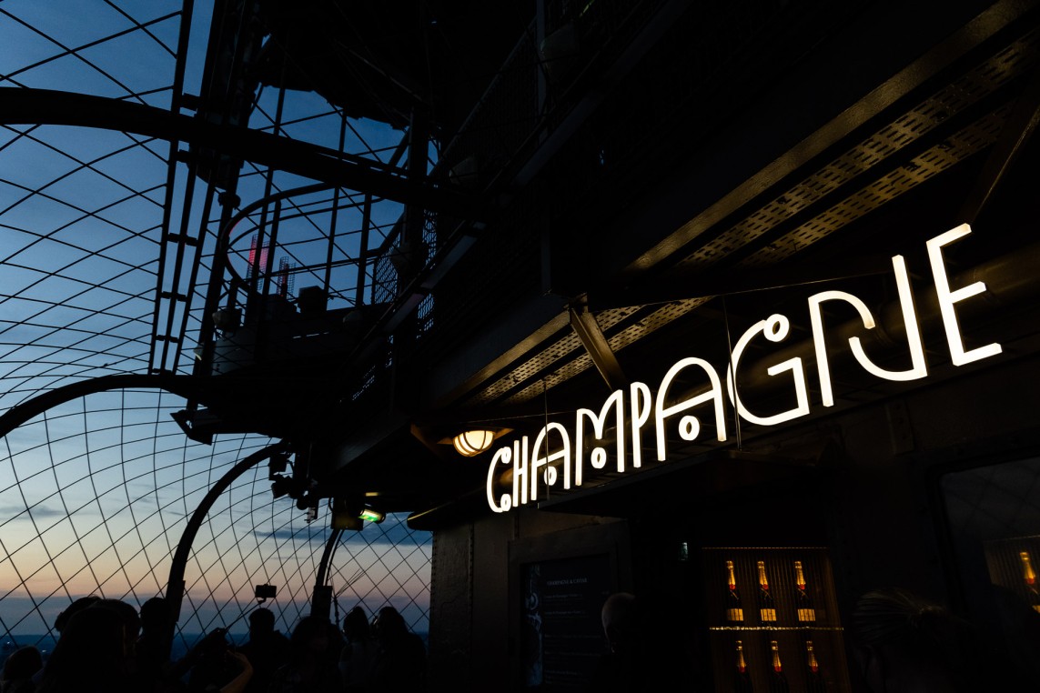Bar à champagne au coucher de soleil