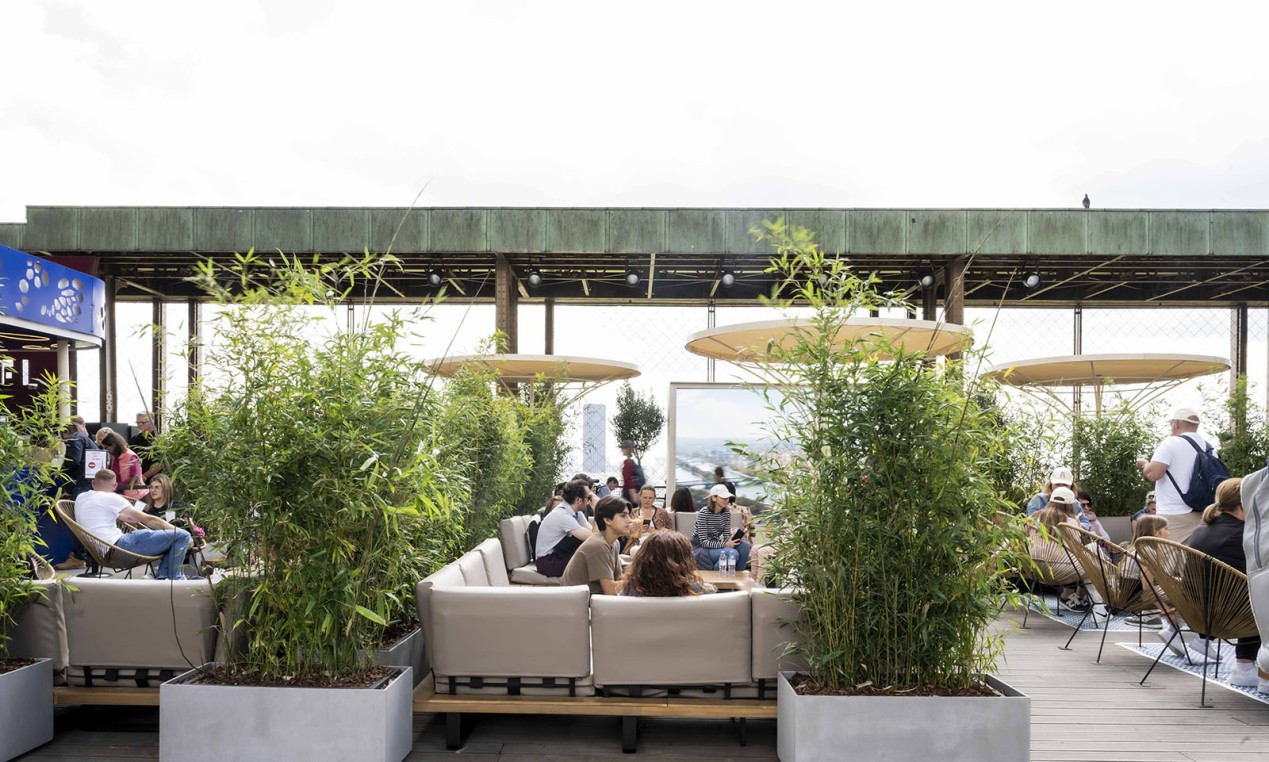 Terrasse estivale du 1er étage
