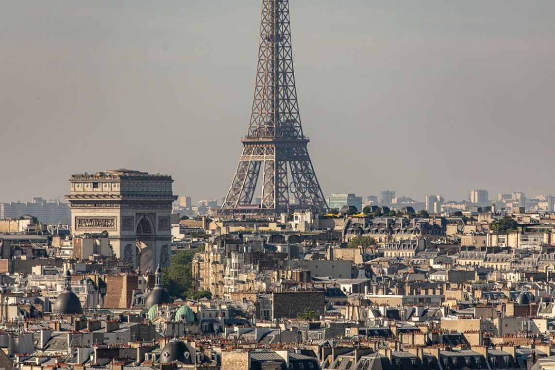 Photo de l'installation des anneaux sur la tour Eiffel
