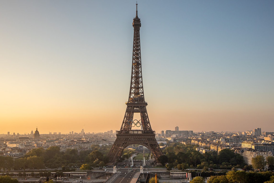 Photo de l'installation des anneaux sur la tour Eiffel