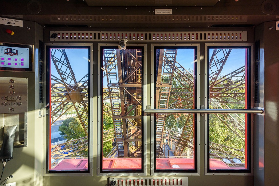 Vue depuis l'intérieur de la cabine de l'ascenseur nord