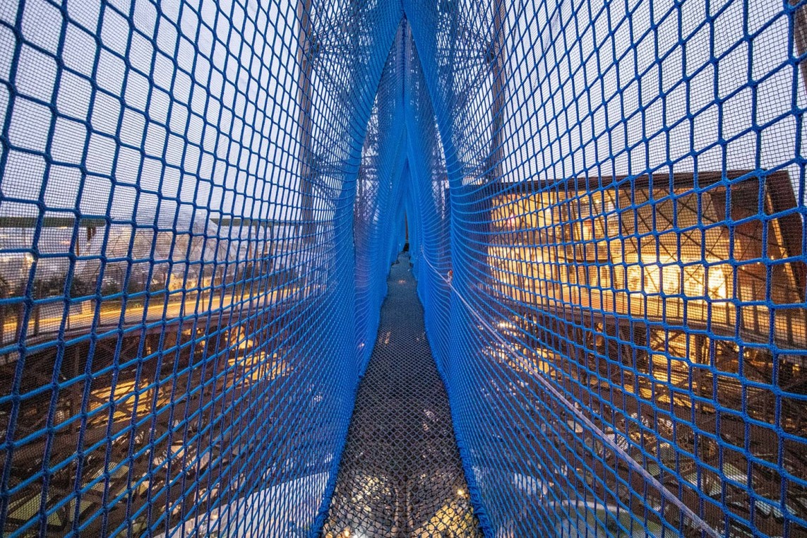 Vue de l'intérieur de la passerelle de filet