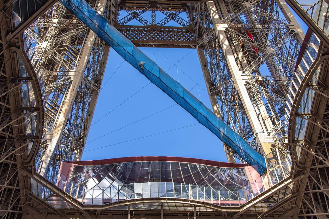 Vue de la passerelle en filets depuis le sol