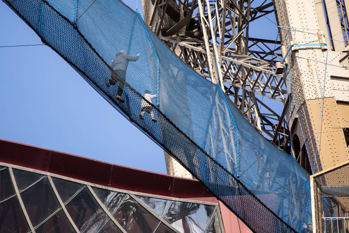 Vue de la passerelle en filets depuis le sol