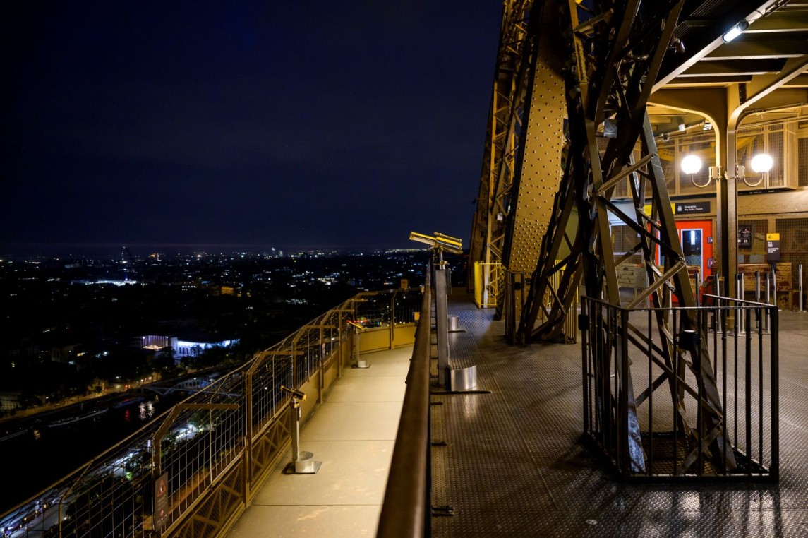 Photo prise au 2ème étage de la tour Eiffel de nuit