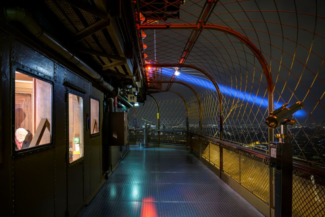 Le sommet de la tour Eiffel de nuit