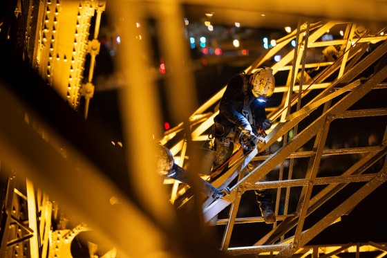 Photo d'un peintre sur la tour Eiffel
