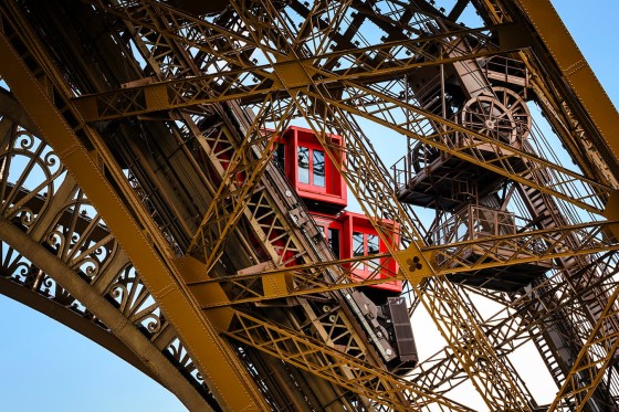 Vue sur les ascenseurs d'un pilier depuis le parvis